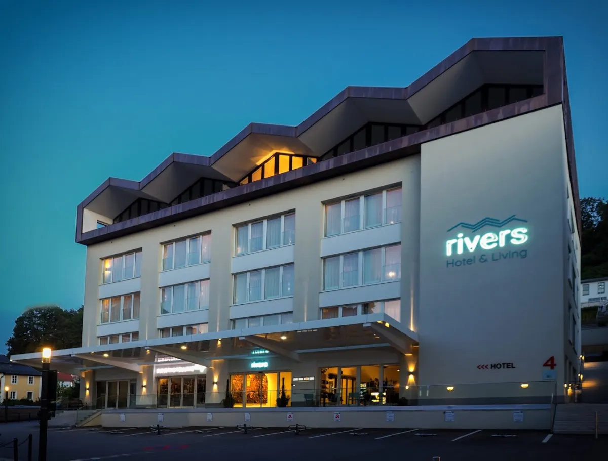Hotel Rivers Passau am Abend