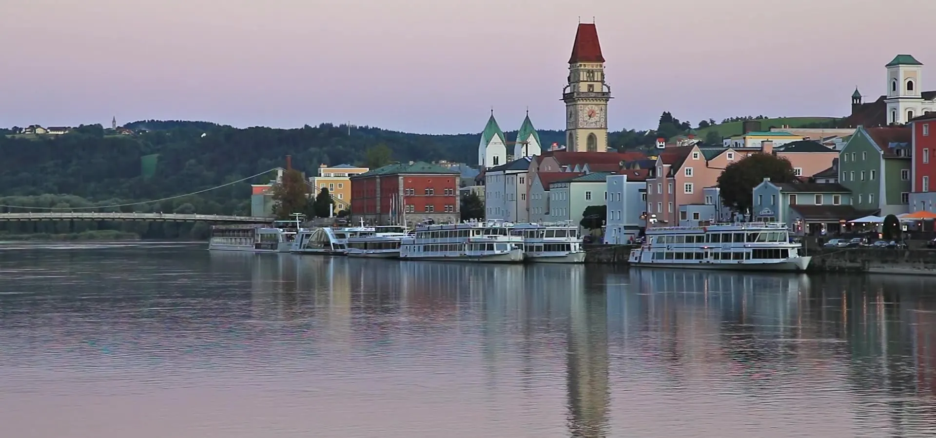 Passauer Altstadt an der Donau in der Abenddämmerung